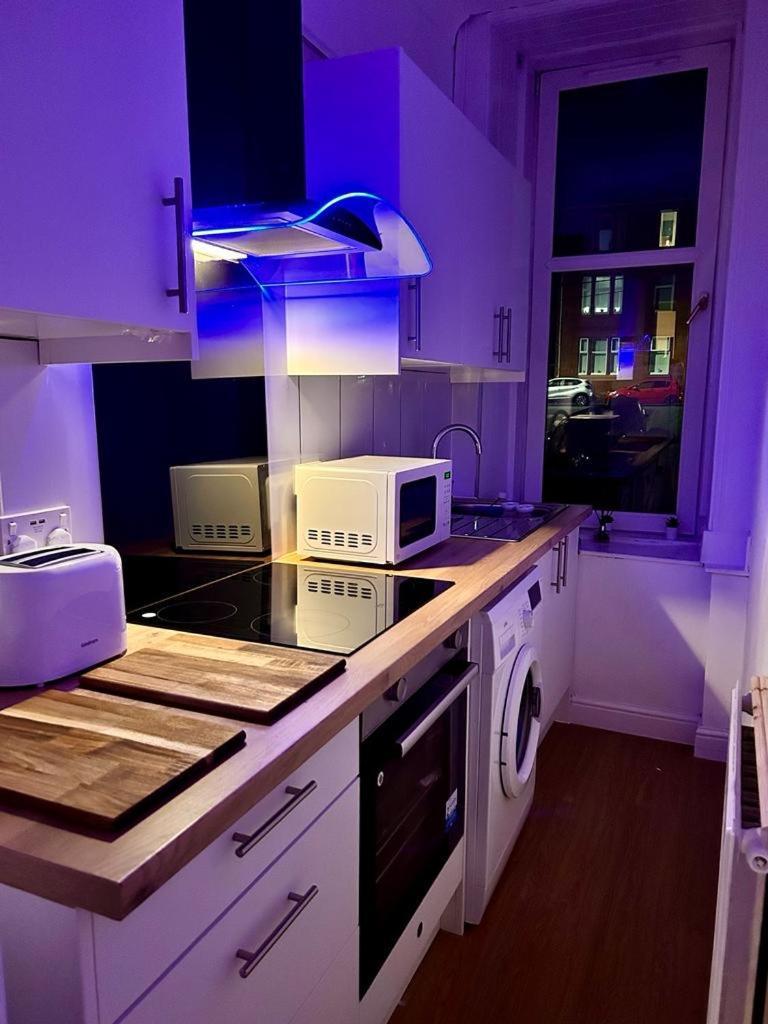 The Lazy Lion - Spacious 2 Bedroom - Town Centre Holiday Home Apartment Порт Глазгоу Екстериор снимка