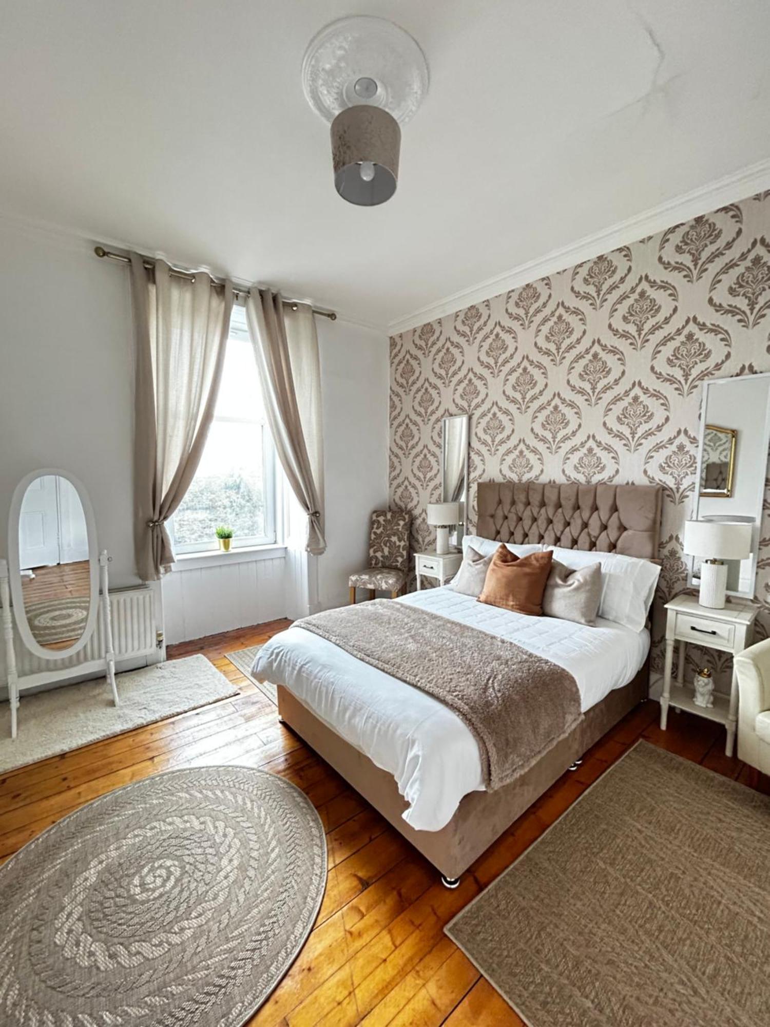 The Lazy Lion - Spacious 2 Bedroom - Town Centre Holiday Home Apartment Порт Глазгоу Екстериор снимка
