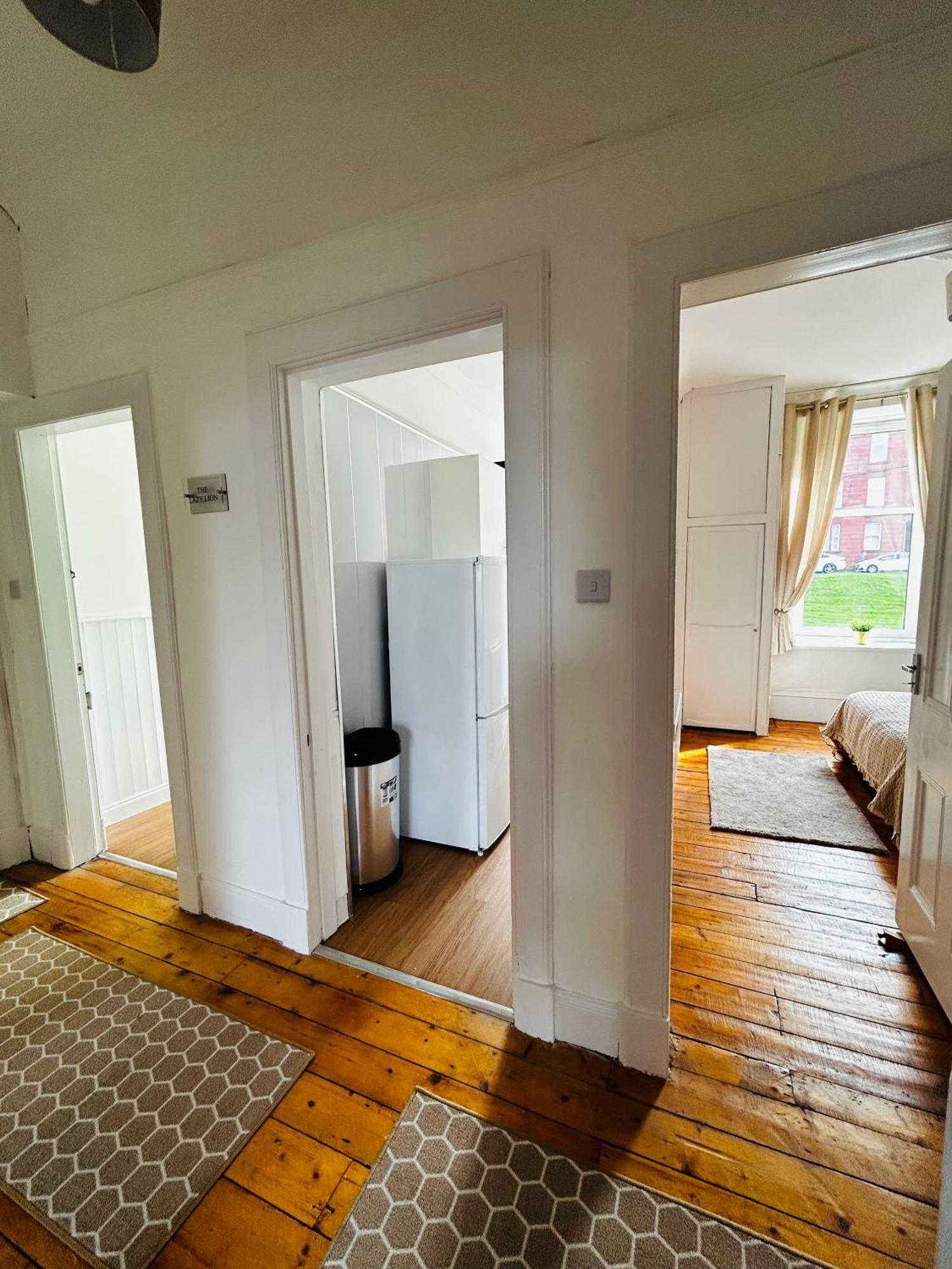 The Lazy Lion - Spacious 2 Bedroom - Town Centre Holiday Home Apartment Порт Глазгоу Екстериор снимка